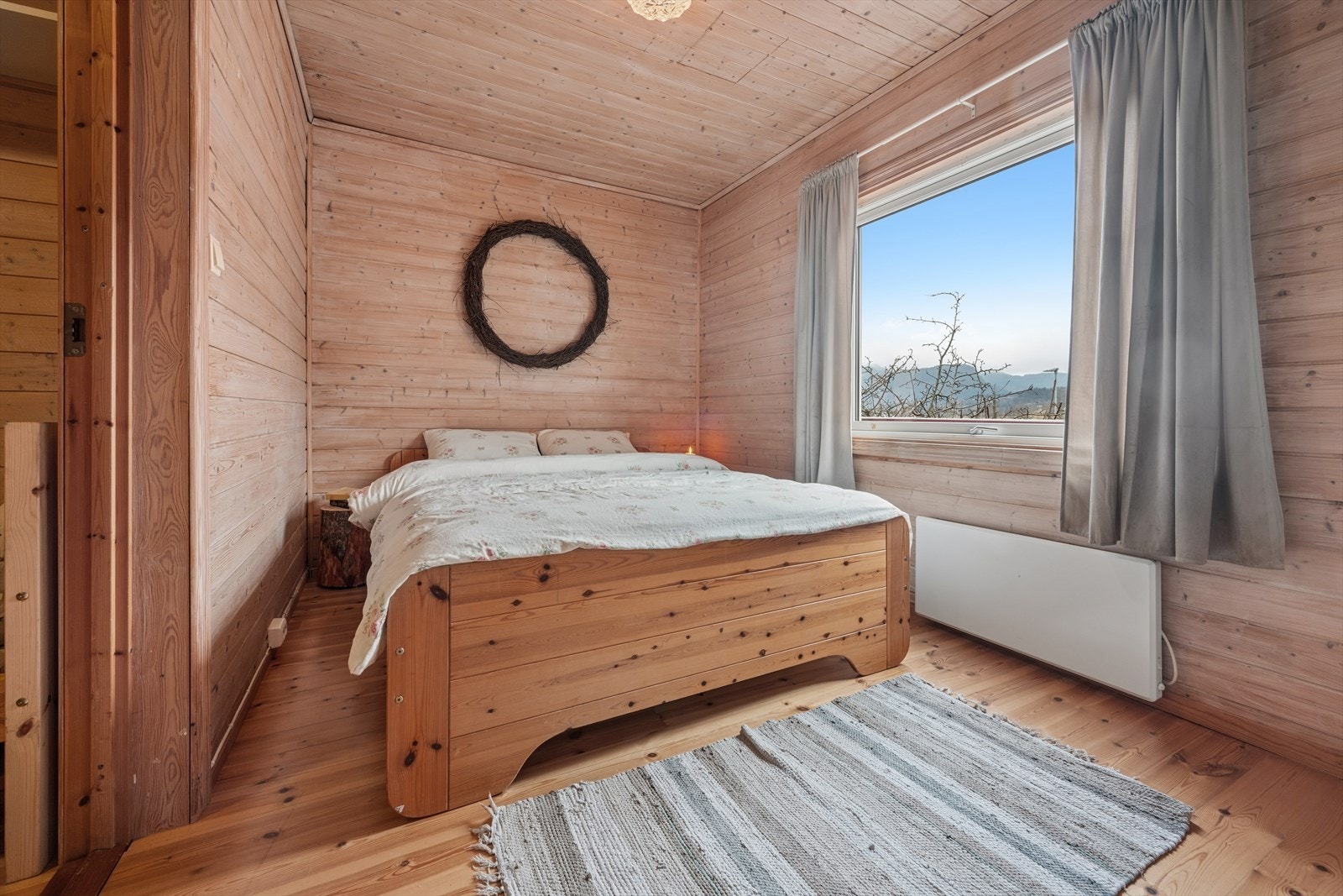 Hovedsoverommet har plass til dobbeltseng og er kledd med lunt trepanel. Galleribilde