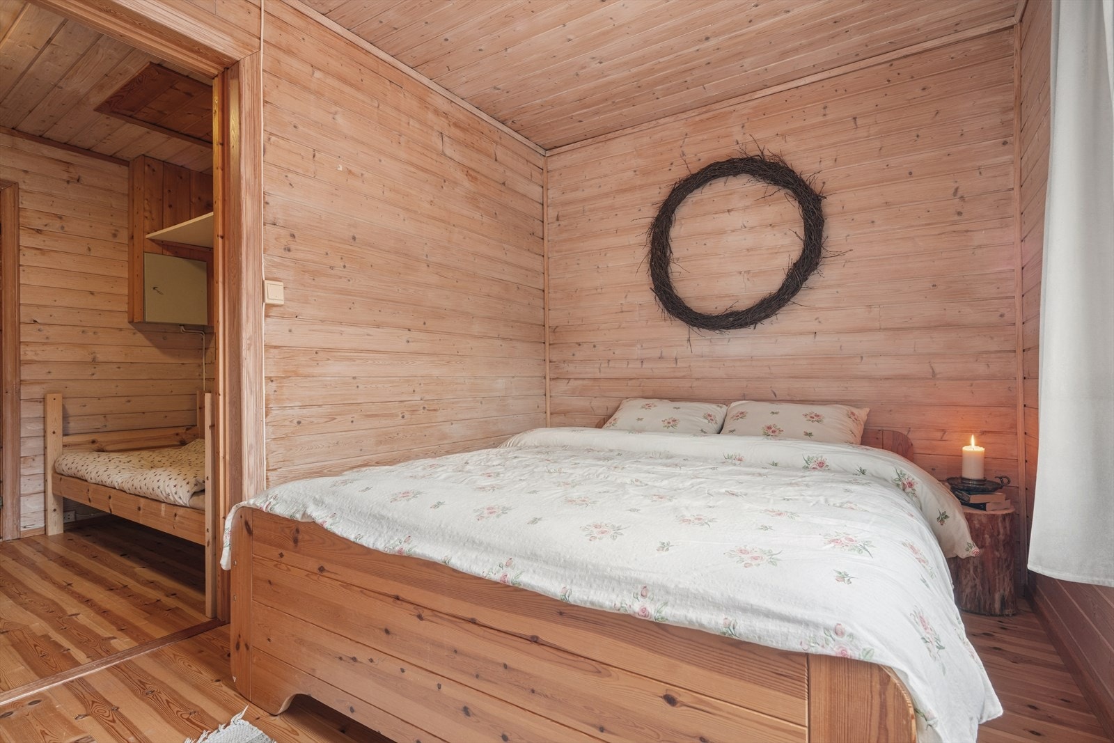 Fra hovedsoverommet er det tilgang til en praktisk alkove, ideell for ekstra soveplasser. Galleribilde