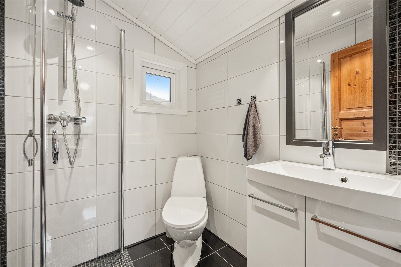 Badet i hovedetasjen ble oppgradert i 2016 med fliser på gulv og vegger, samt elektriske varmekabler i gulvet. Galleribilde