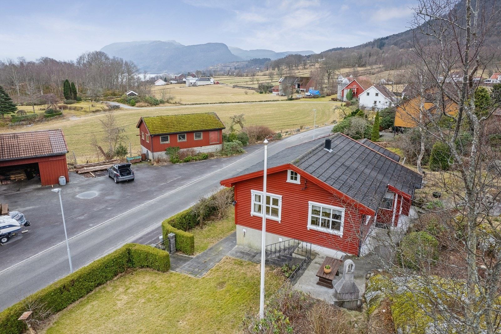 Eiendommen har asfaltert adkomst helt frem, med parkering for 2-3 biler på egen tomt. Galleribilde