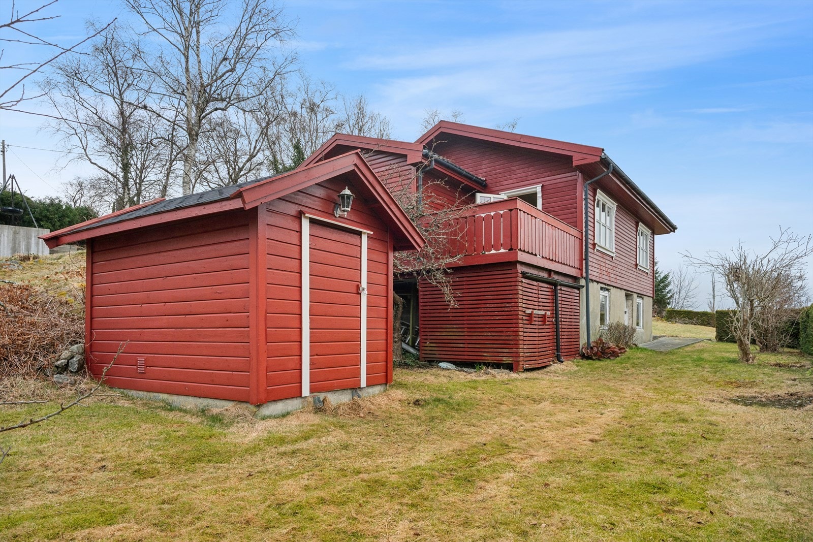 Eiendommen har en romslig tomt med flere uteplasser, utvendig bod og god plass til parkering. Galleribilde