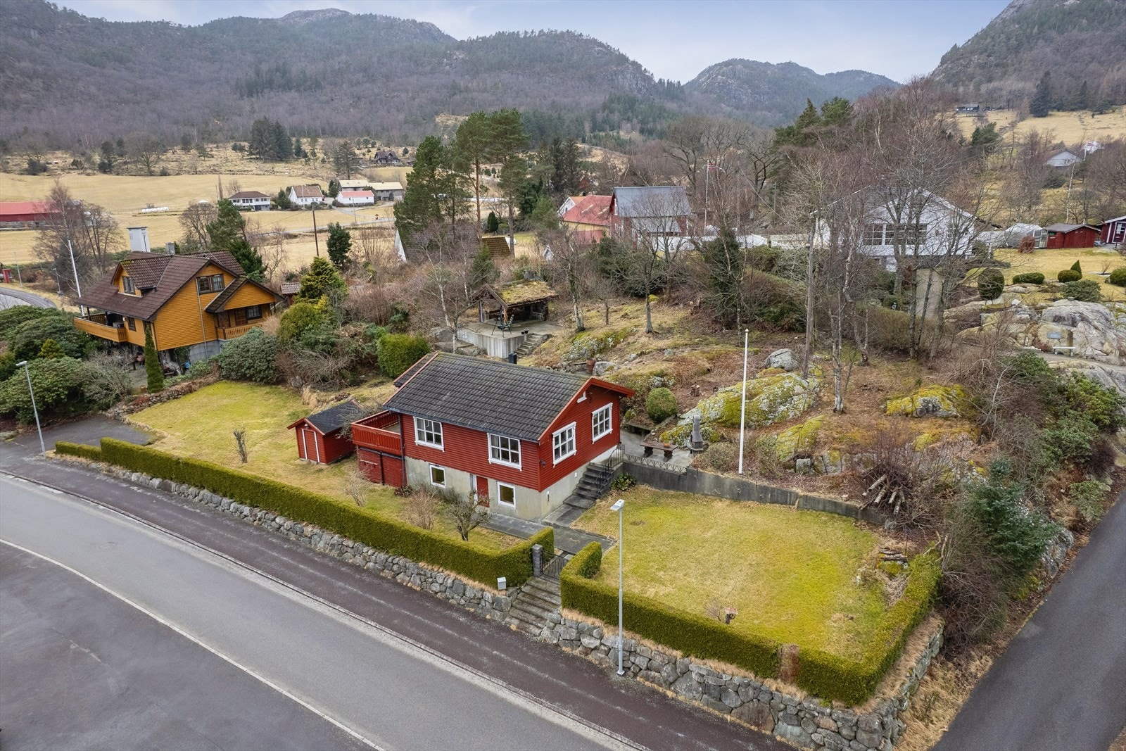 Eiende tomt som består av gnr. 88, bnr 31 ( 744,2 kvm) hvor hytten står, og gnr 88, bnr 246 ( 493,6 kvm) som er tilleggsareal. Tomten er pent opparbeidet med plen, diverse beplantning og steinbelagte uteplasser. Galleribilde