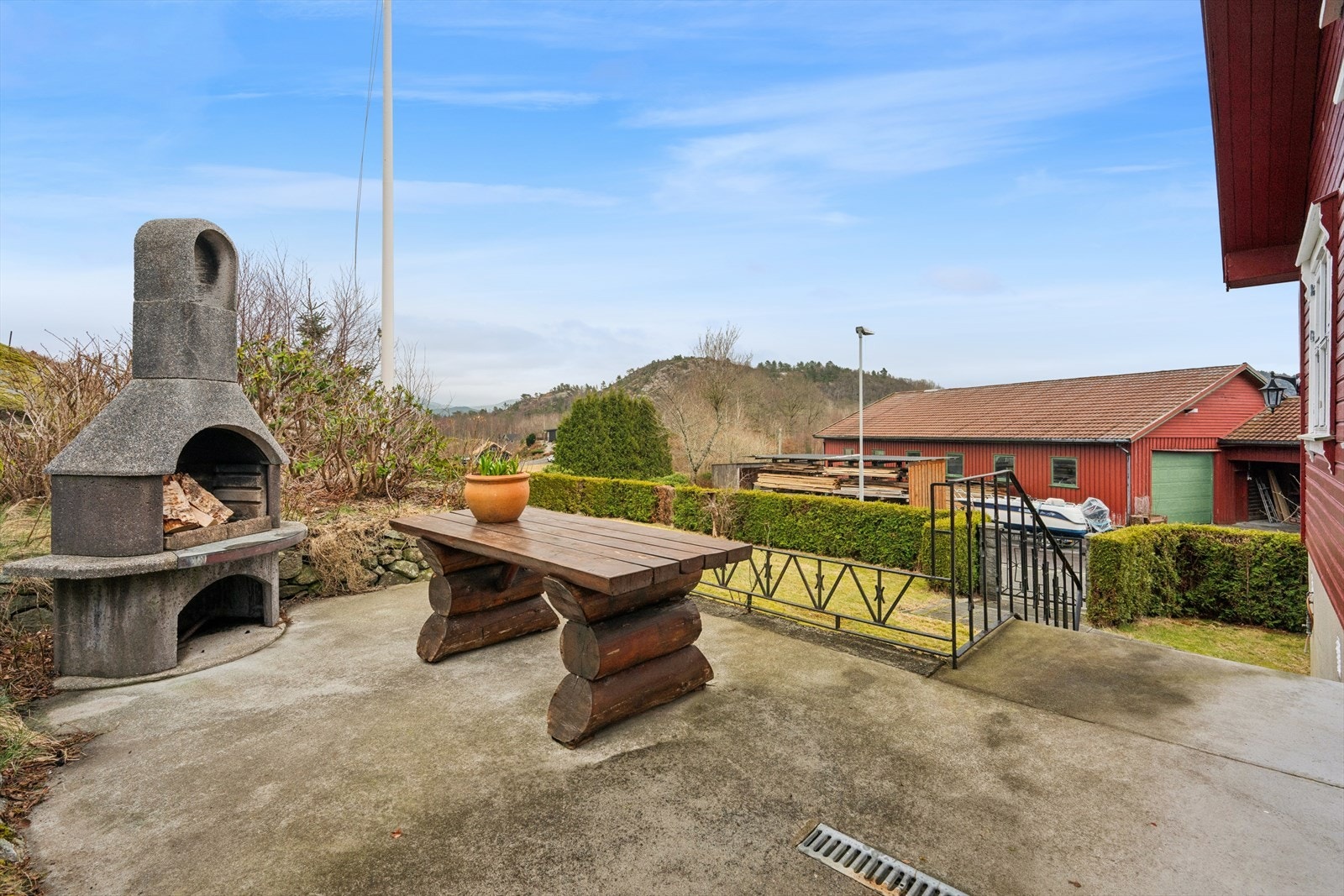 Uteplasser med utepeis gir mulighet for hyggelige og stemningsfulle kvelder utendørs. Galleribilde