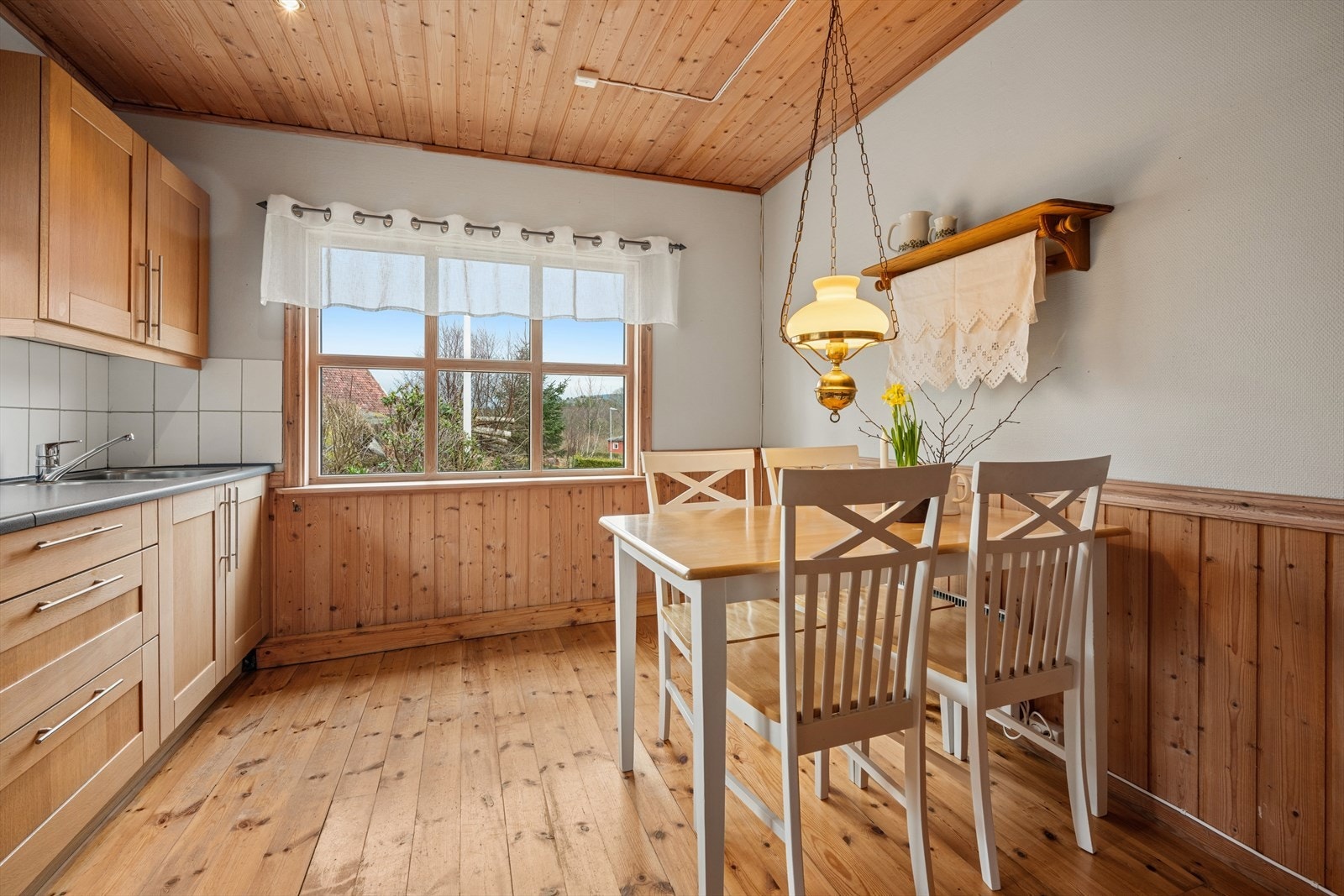 Hyttas kjøkken har godt med skap- og benkeplass, samt rom for en hyggelig spiseplass ved vinduet. Galleribilde