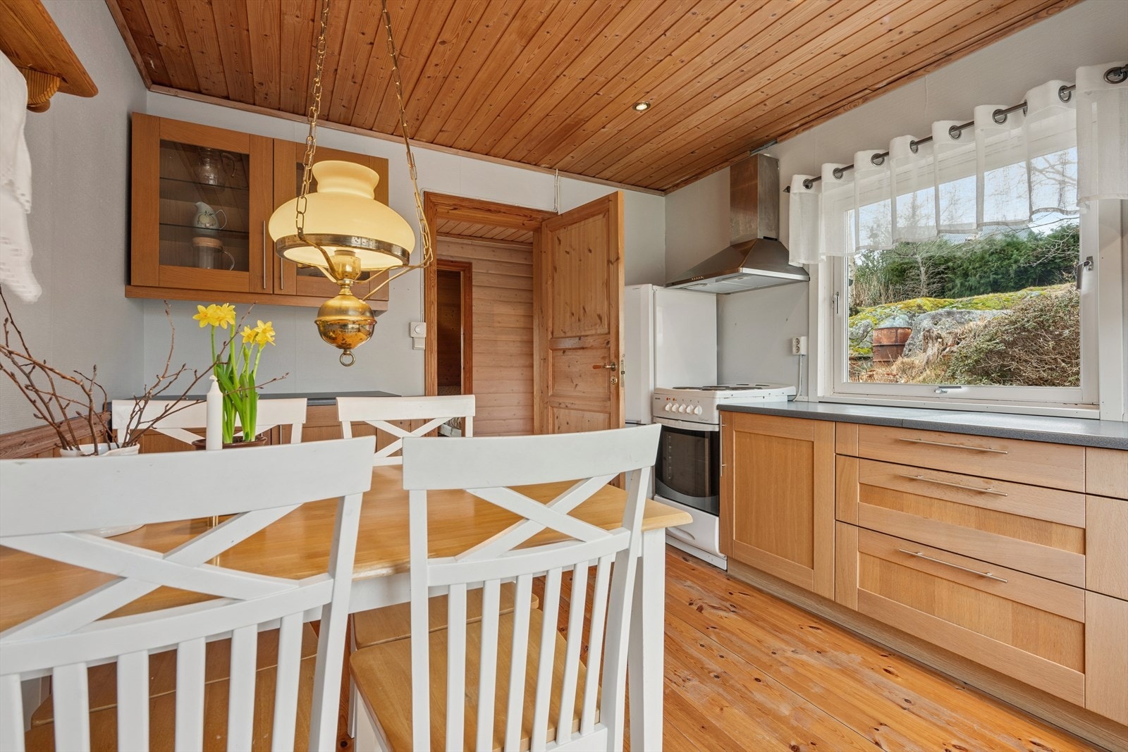 Innredningen har profilerte fronter og laminatbenkeplate. Galleribilde