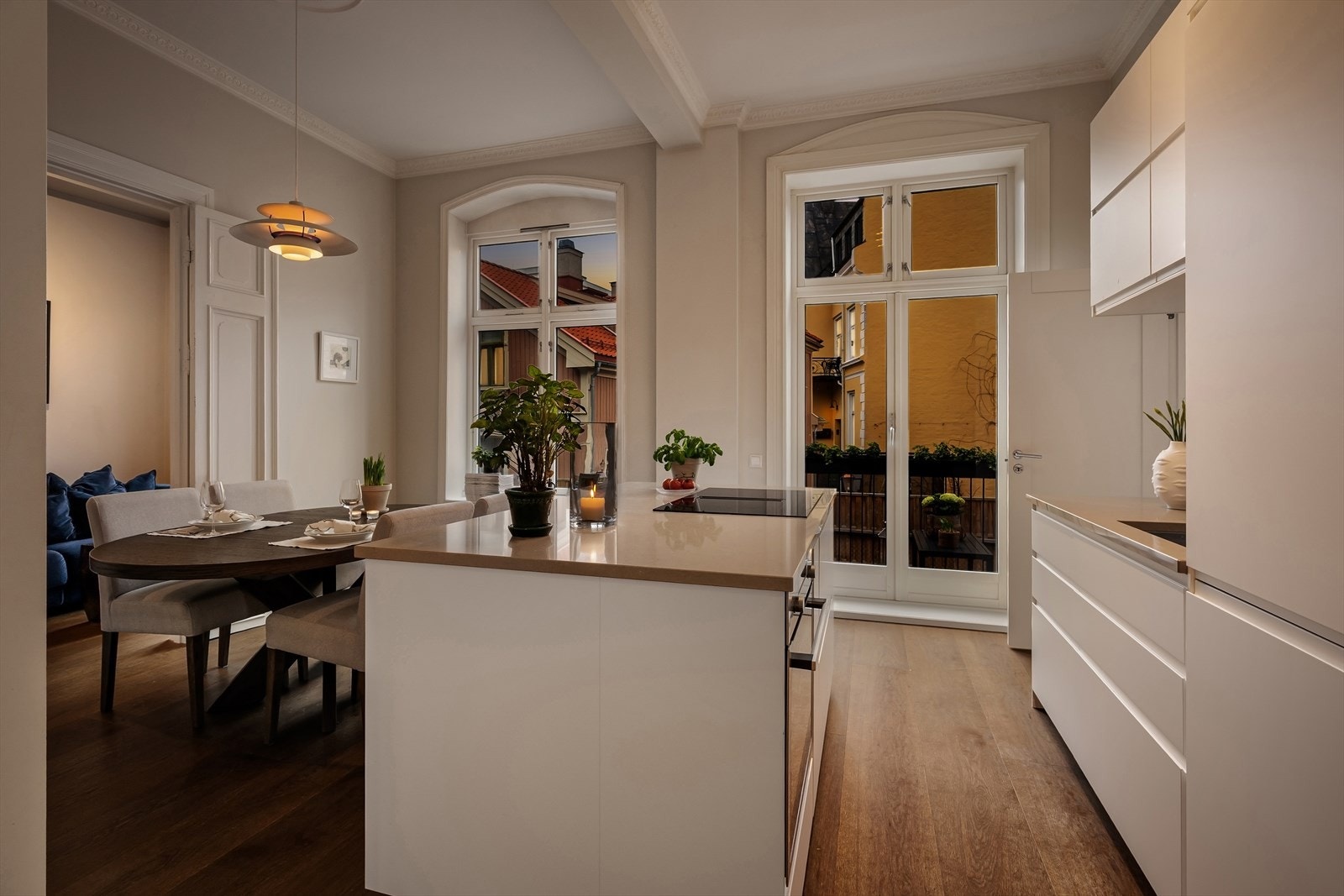 Rommet har store vindusflater som slipper inn rikelig med naturlig lys og skaper en herlig atmosfære. Galleribilde