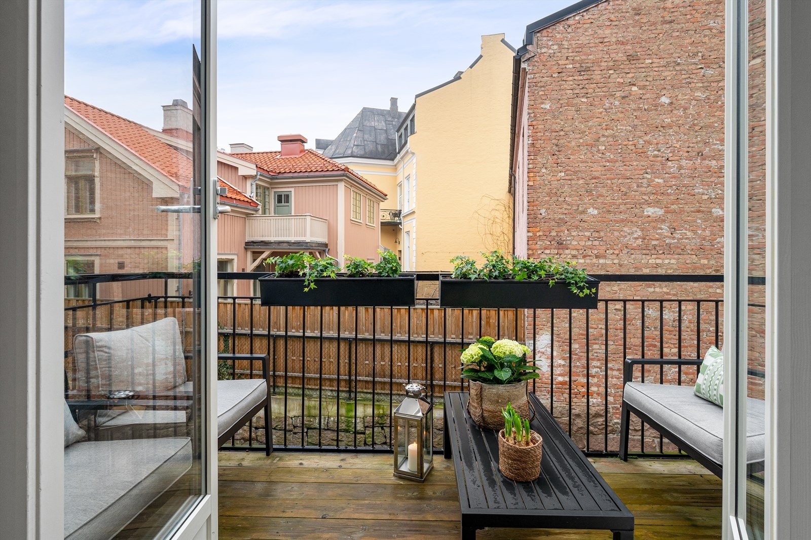 Rommet har utgang til en solrik balkong på 5 kvm vendt mot bakgården, et fint sted å nyte rolige omgivelser. Galleribilde