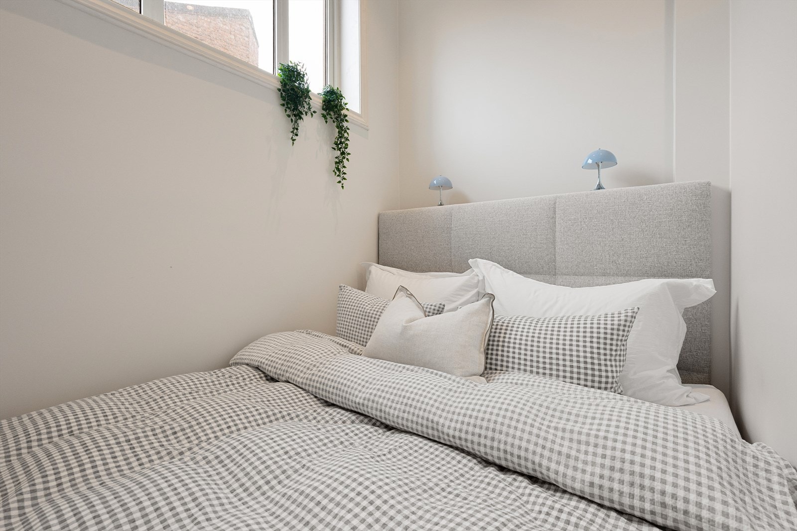 Det er mulighet for plassbygging av seng langs kortveggen av rommet. Rommet har en bredde på ca 195cm. Galleribilde