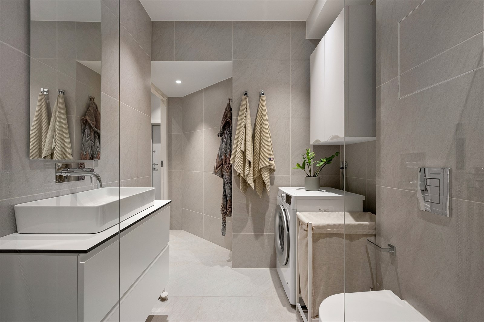 Badet gir en herlig spafølelse. Her er det også opplegg for vaskemaskin. Galleribilde