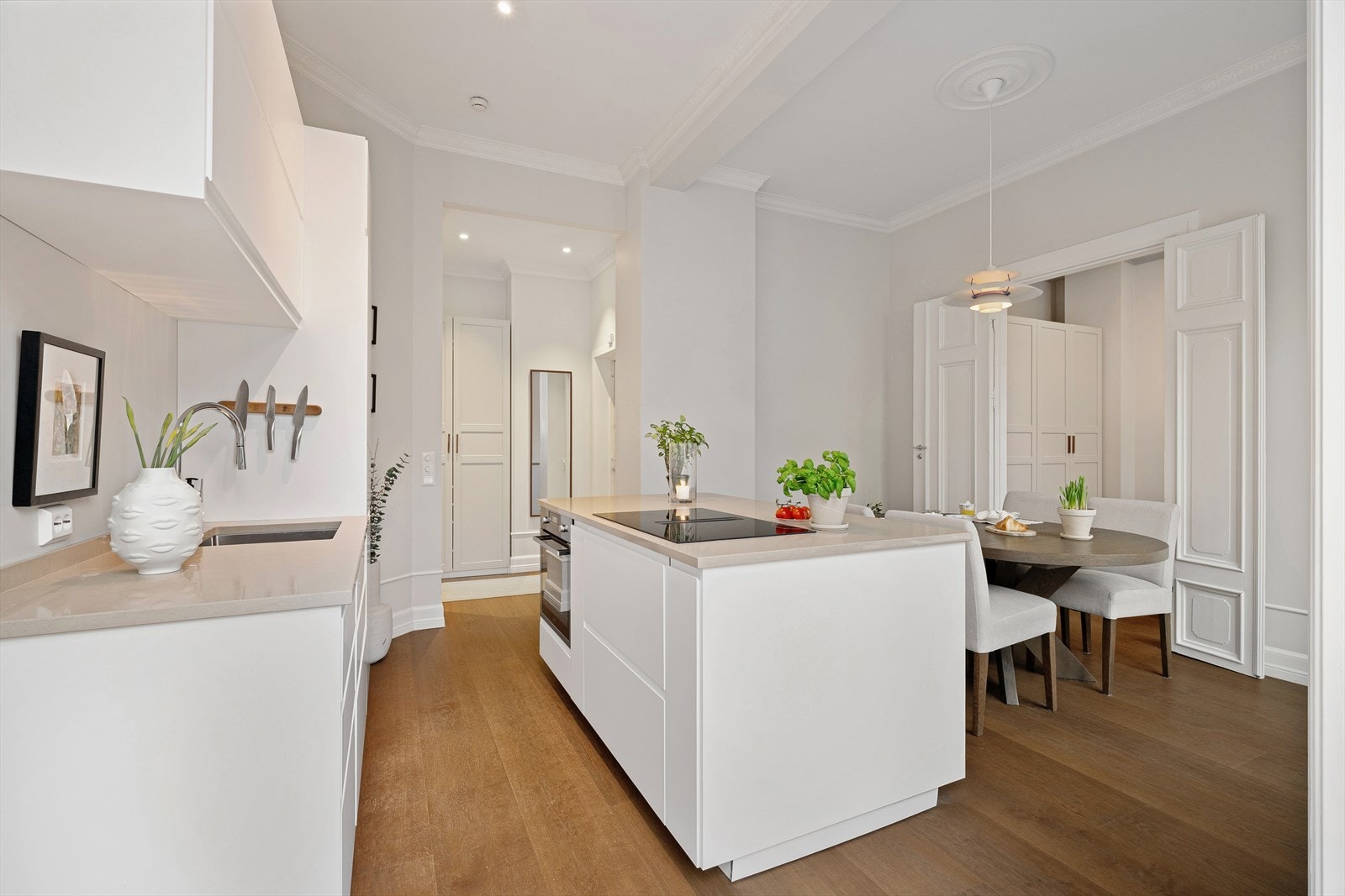 Kjøkkenet er utstyrt med induksjonstopp med integrert kullfilterventilator, stekeovn, oppvaskmaskin og integrert kjøl/frys. Automatisk vannstopper og komfyrvakt er også installert. Galleribilde