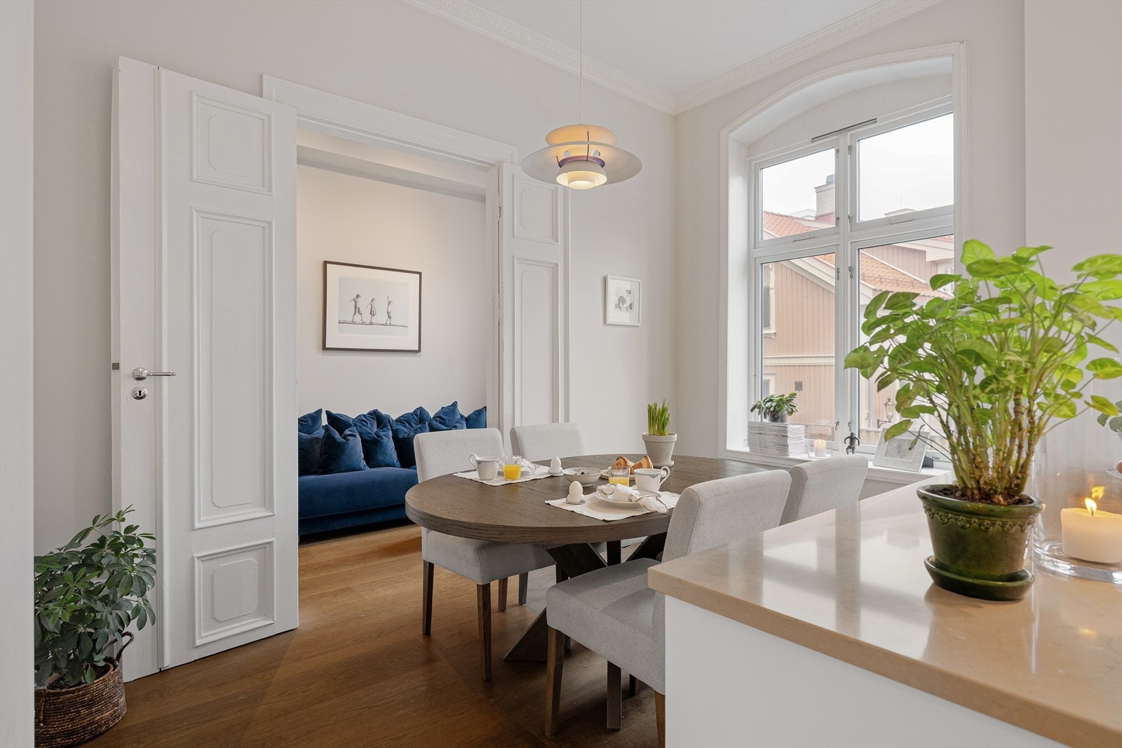 Den generøs takhøyden gir en god romfølelse, mens de klassiske detaljene tilfører et elegant preg. Galleribilde