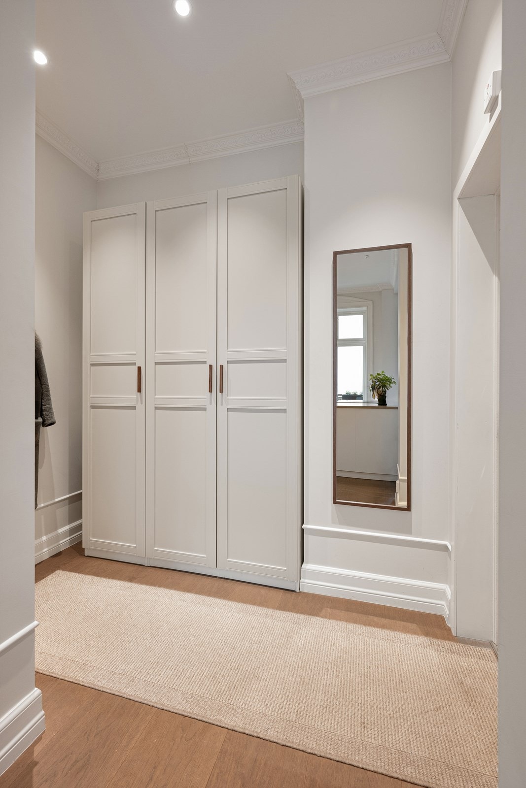 Her er det plass til garderobeskap og praktiske knagger for oppheng av yttertøy. Galleribilde