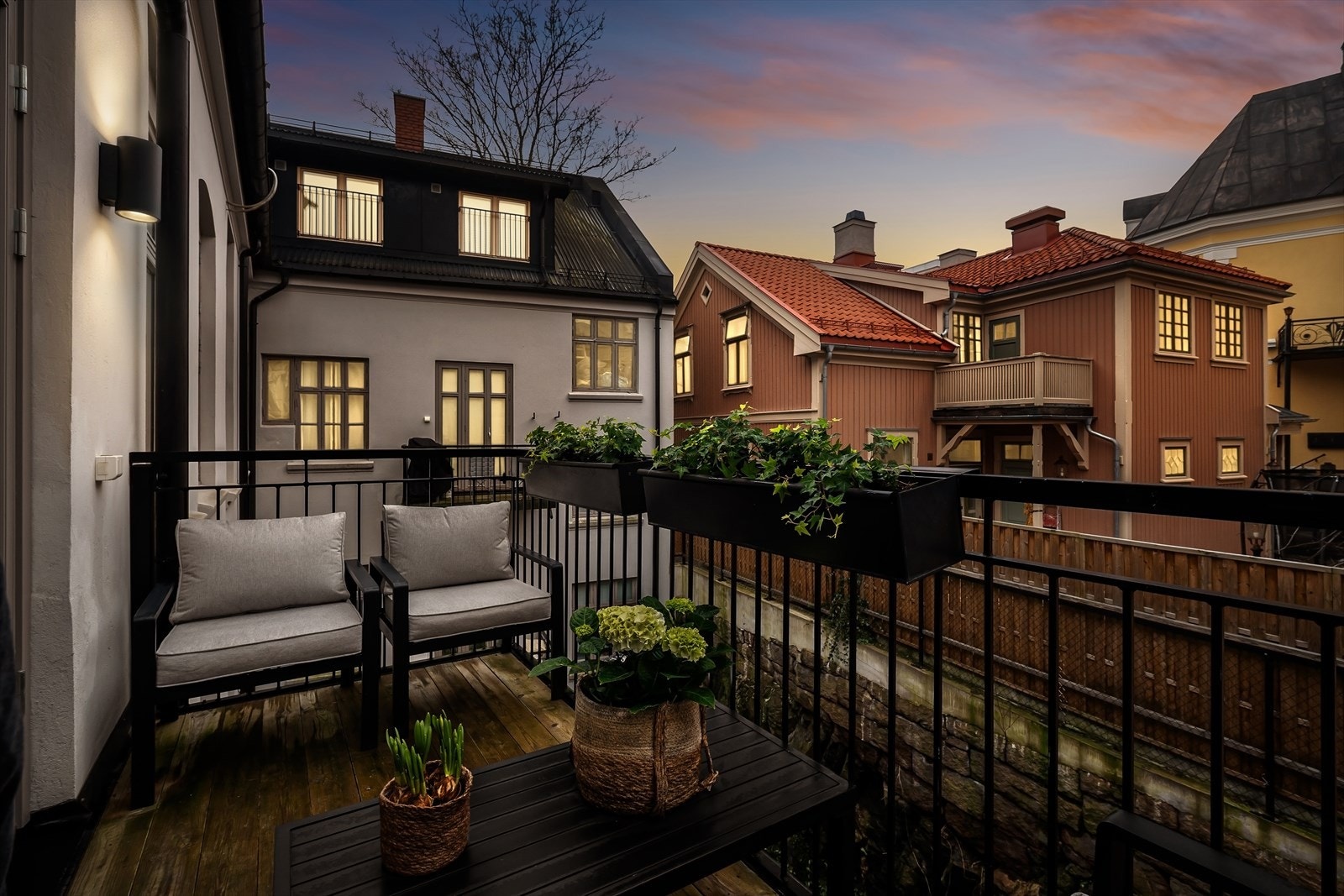 En herlig uteplass med gode rammer for å lage en hyggelig og sosial sone. Galleribilde