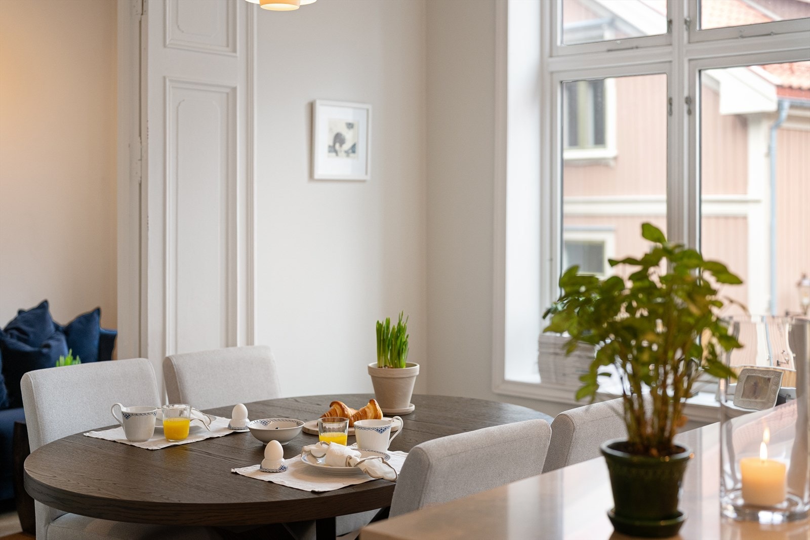 Det er god plass til et spisebord. Et perfekt sted å nyte hyggelig måltider med venner og familie. Galleribilde