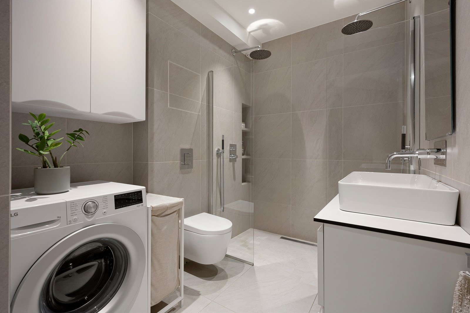 Et flott og romslig bad med en praktisk utforming. Galleribilde