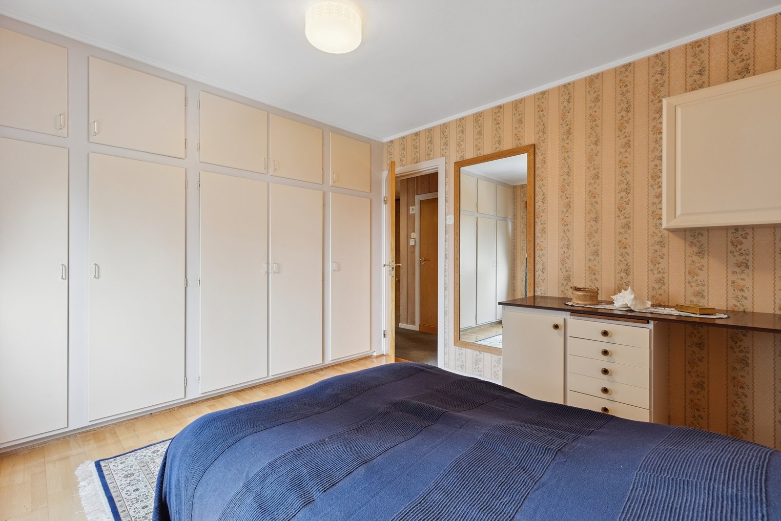 Hovedsoverommet har en hel vegg med garderobeskap som gir god lagringsplass. Galleribilde