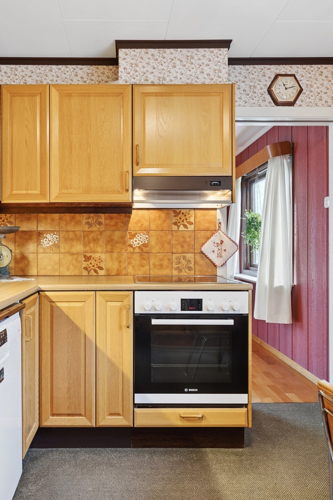 Kjøkkenventilator med avtrekk ut sørger for god utlufting under matlaging. Galleribilde