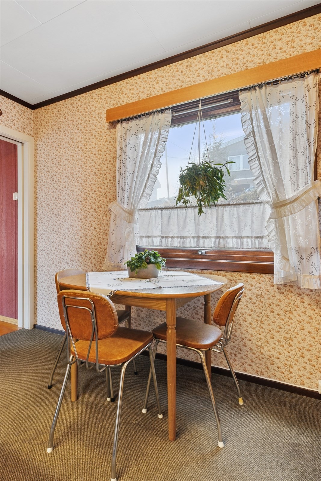 Det er plass til en spiseplass ved vinduet på kjøkkenet. Galleribilde