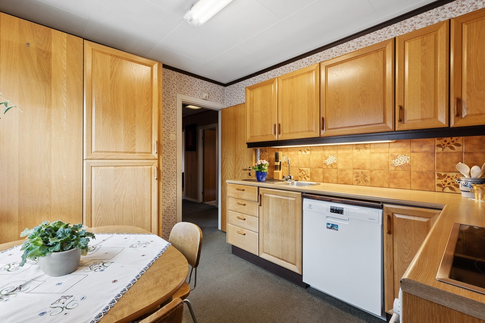 Kjøkkenet har en eldre innredning med profilerte fronter og laminat benkeplate. Galleribilde