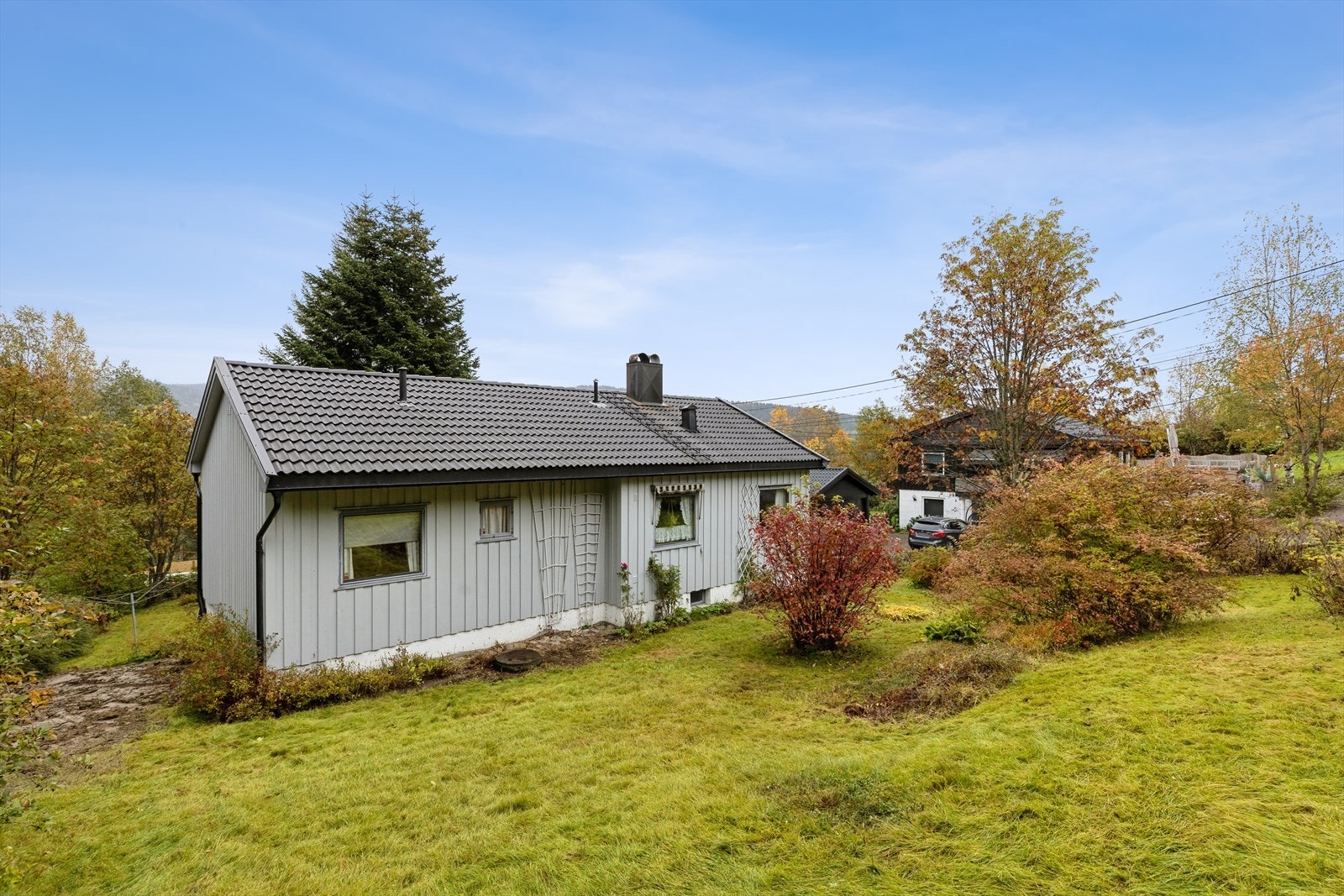 Tomten er skrånende og gir en fin utsikt over nærområdet. Galleribilde