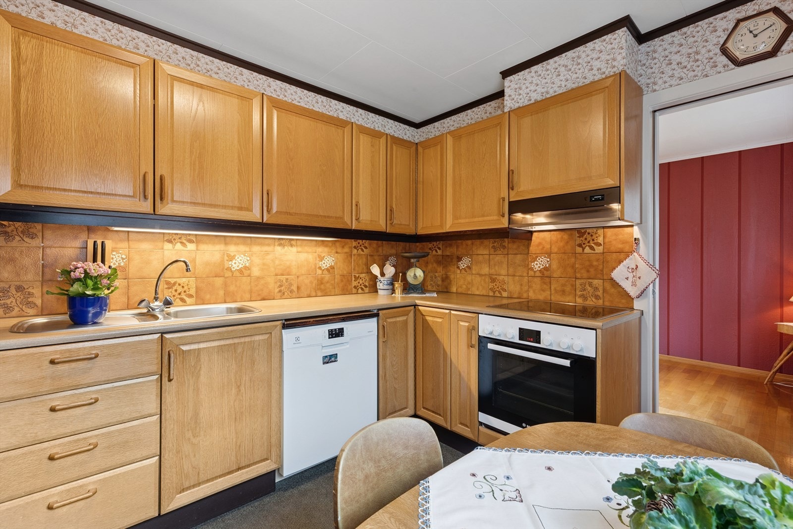 Kjøkkenet er utstyrt med platetopp, stekeovn og oppvaskmaskin. Galleribilde