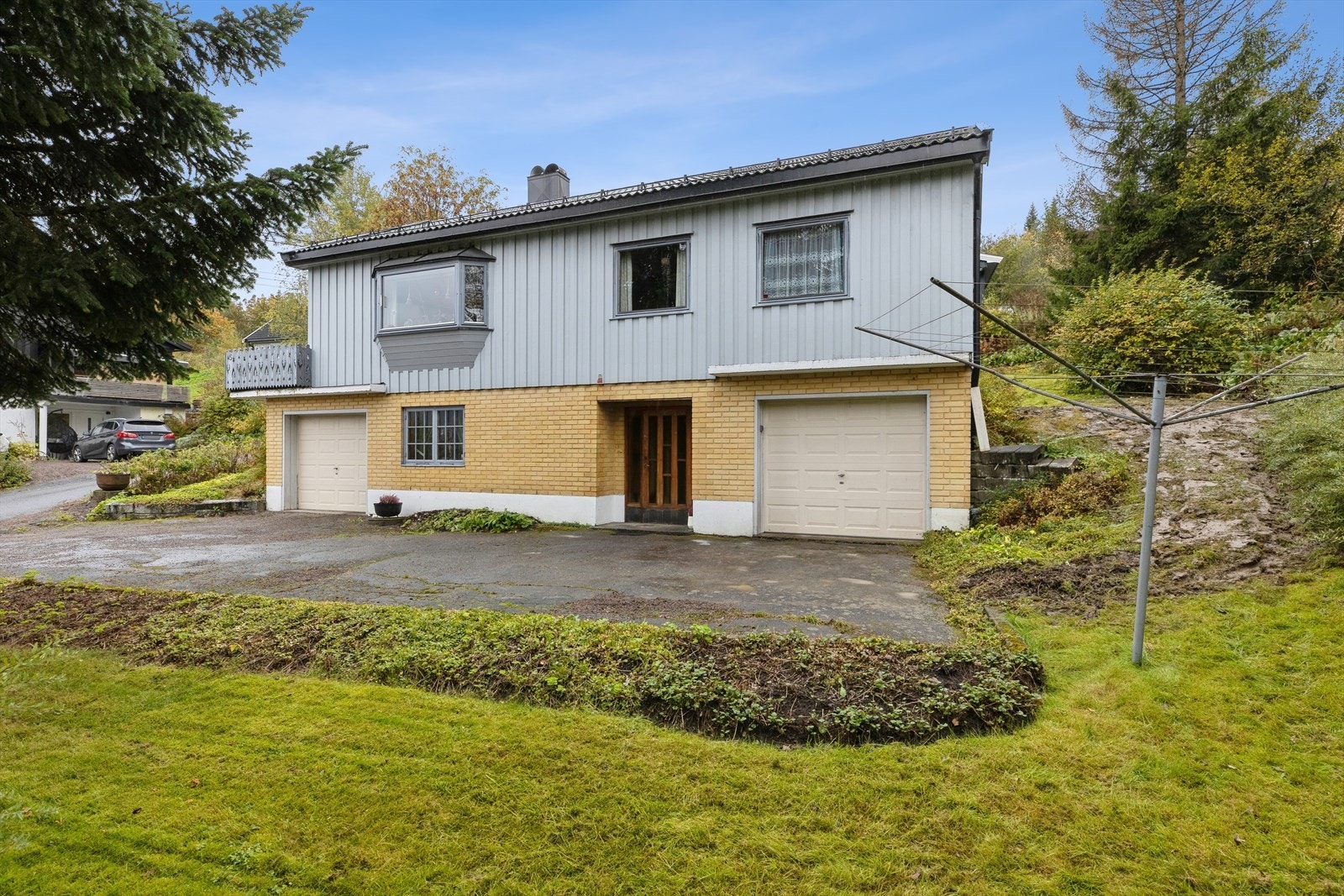 Eiendommen har to integrerte garasjer med 2-leddede garasjeporter med automatikk. Galleribilde