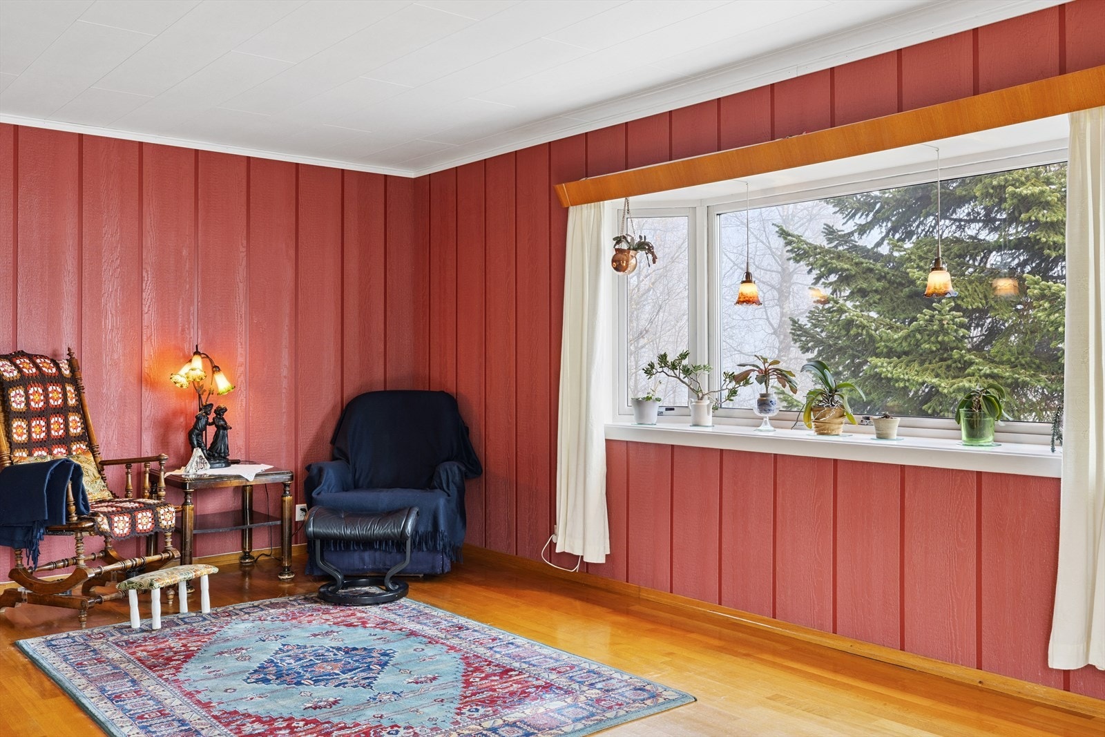 Et karnapp som gir ekstra lys og en fin detalj til rommet. Galleribilde