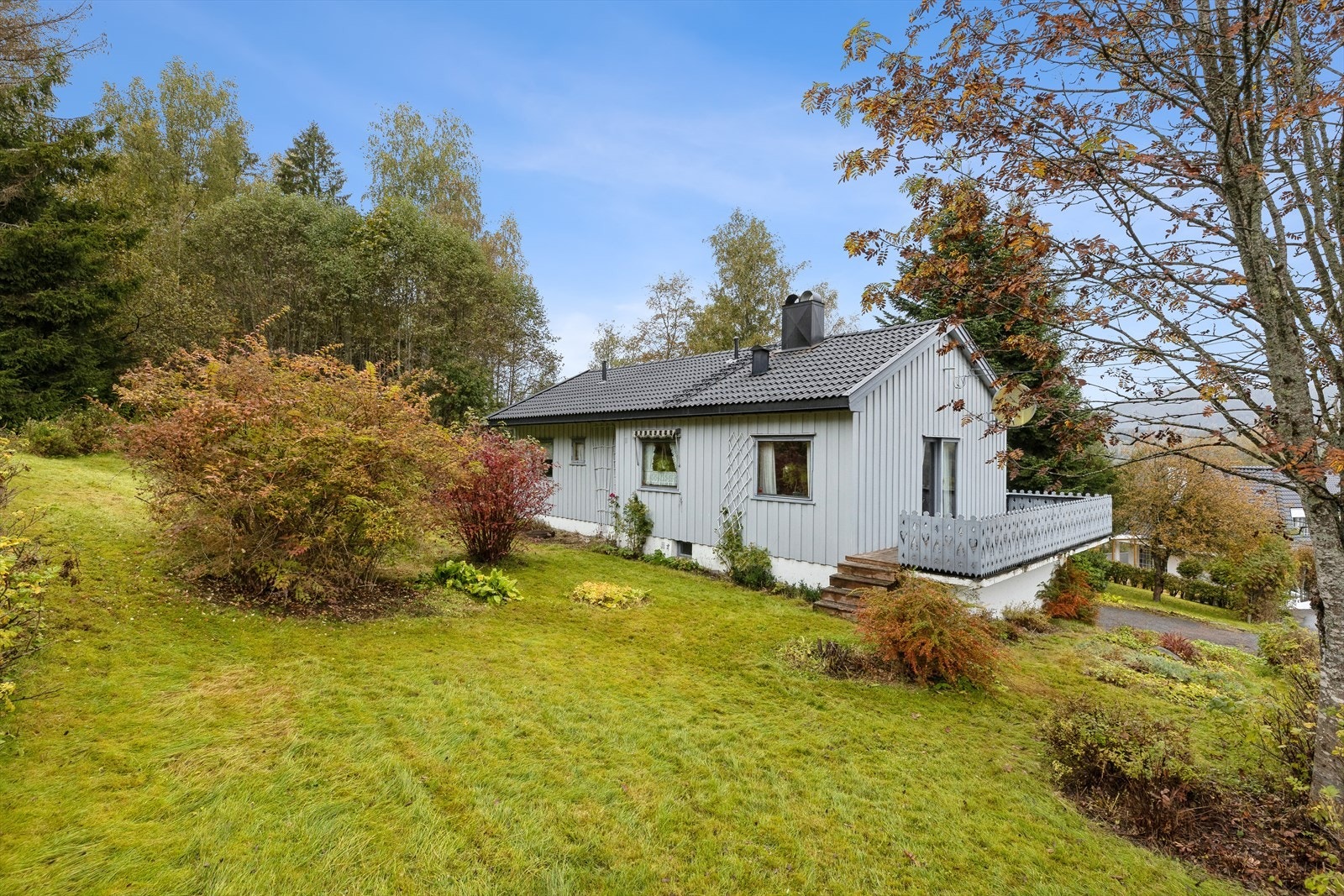 Eiendommen ligger i et svært familievennlig boligområde, hovedsakelig bestående av eneboliger. Galleribilde