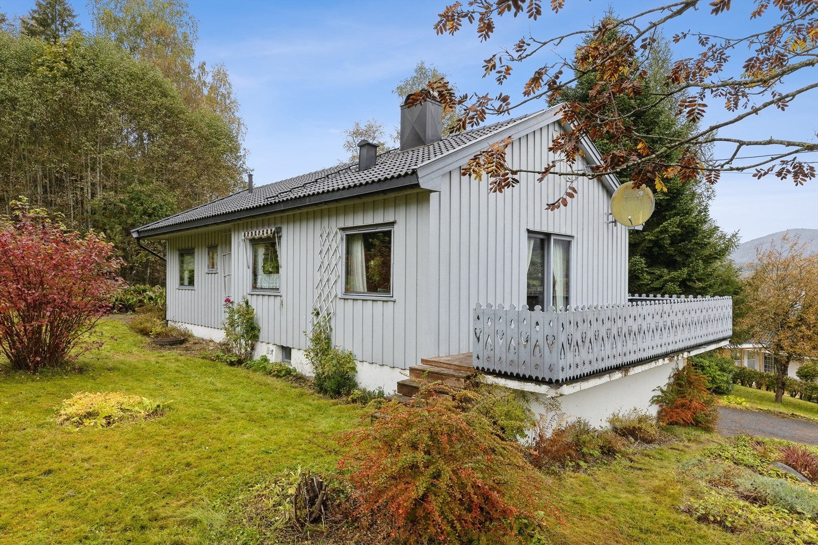 Boligen ligger tilbaketrukket til i en gate med lite gjennomgangstrafikk. Galleribilde