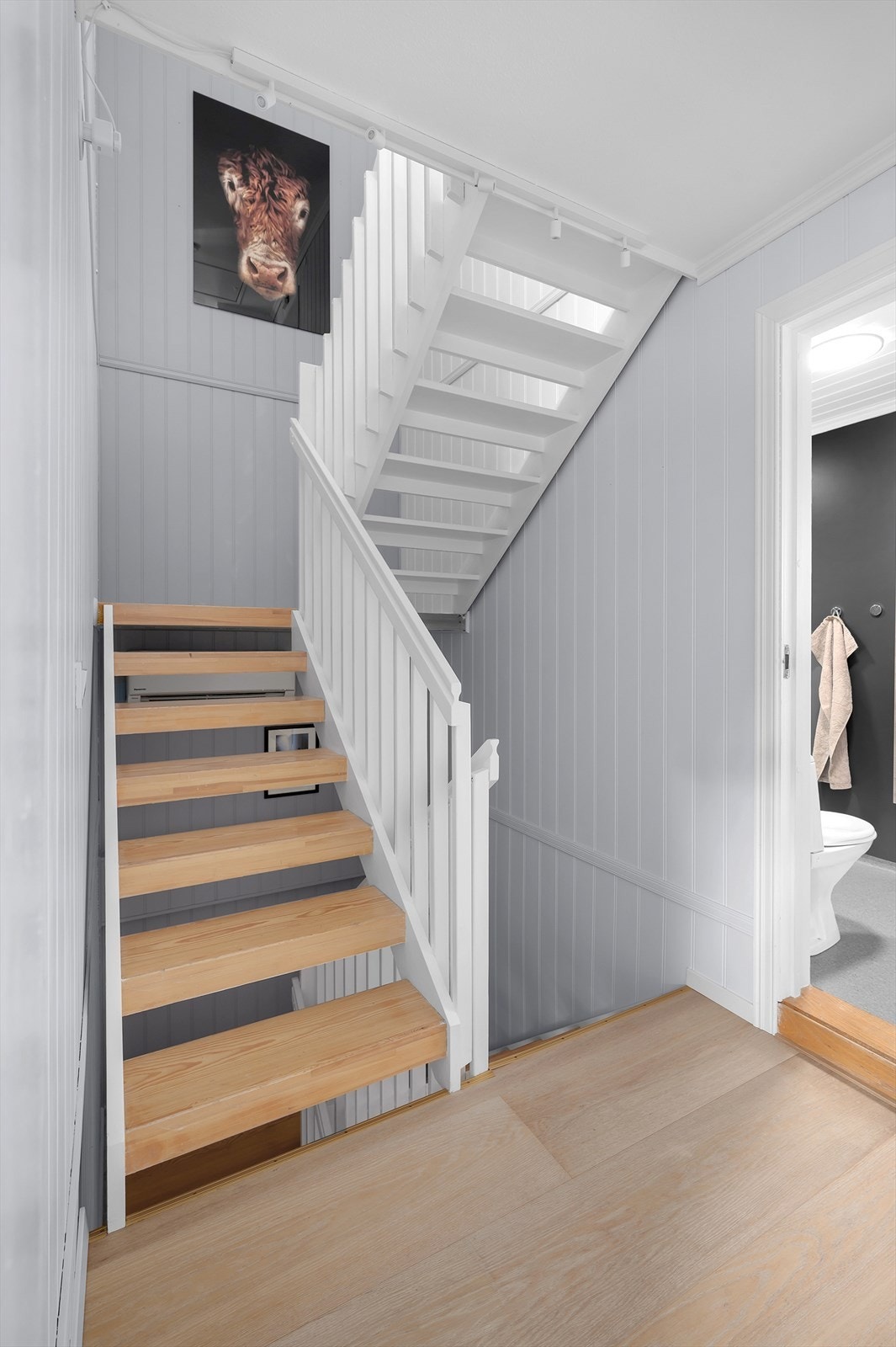 Boligen går over 3 plan med totalt 4 soverom og 2 bad. Varmepumpe er skiftet i januar 2021. Galleribilde