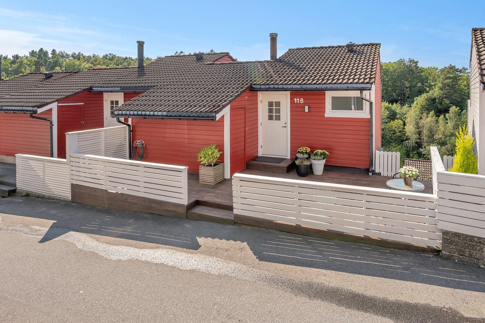 Miljøet byr på gode oppvekstsvilkår for barn i alle aldre. Her er det trygg gangavstand til flere barnehager, barne- og ungdomsskole, Hånes senter med Kiwi og spisesteder. Galleribilde