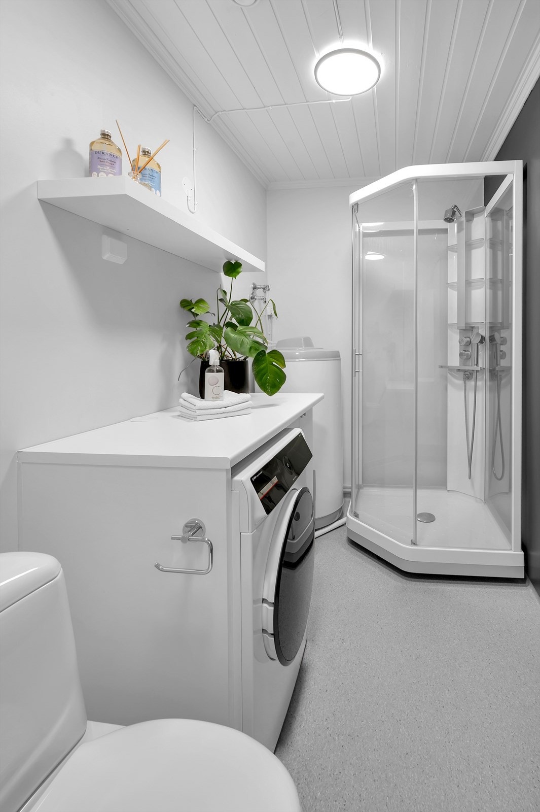 1. etasje: Bad/vaskerom. Baderomsinnredning og dusjkabinett montert i 2019. Galleribilde