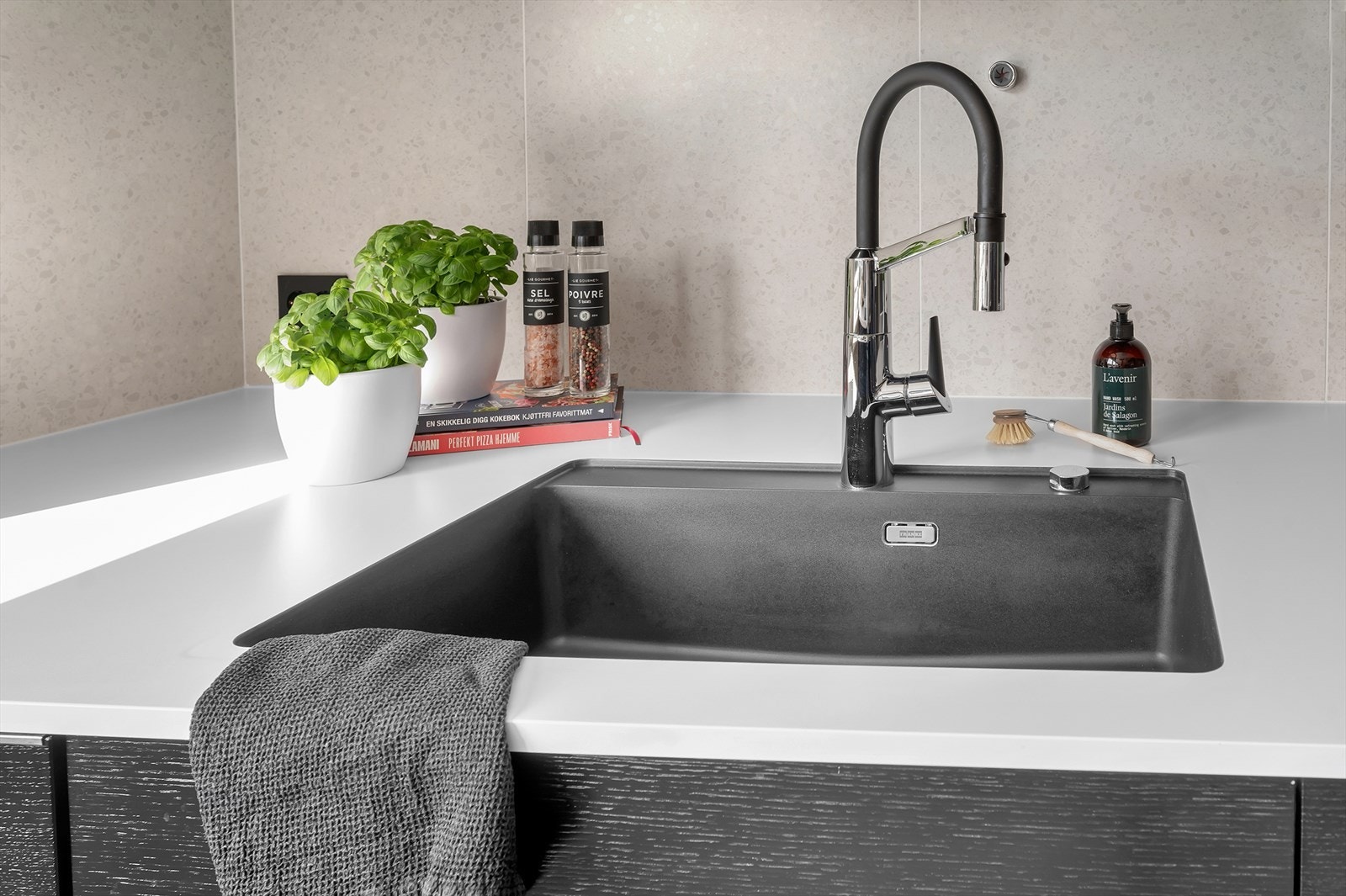 Sigdal kjøkkeninnredning satt inn i 2022. (Kjøpt brukt og er fra 2018). Galleribilde