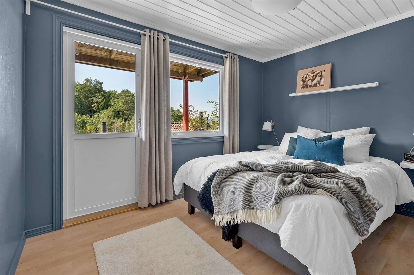 Direkte adgang til romslig og solrik terrasse. Galleribilde