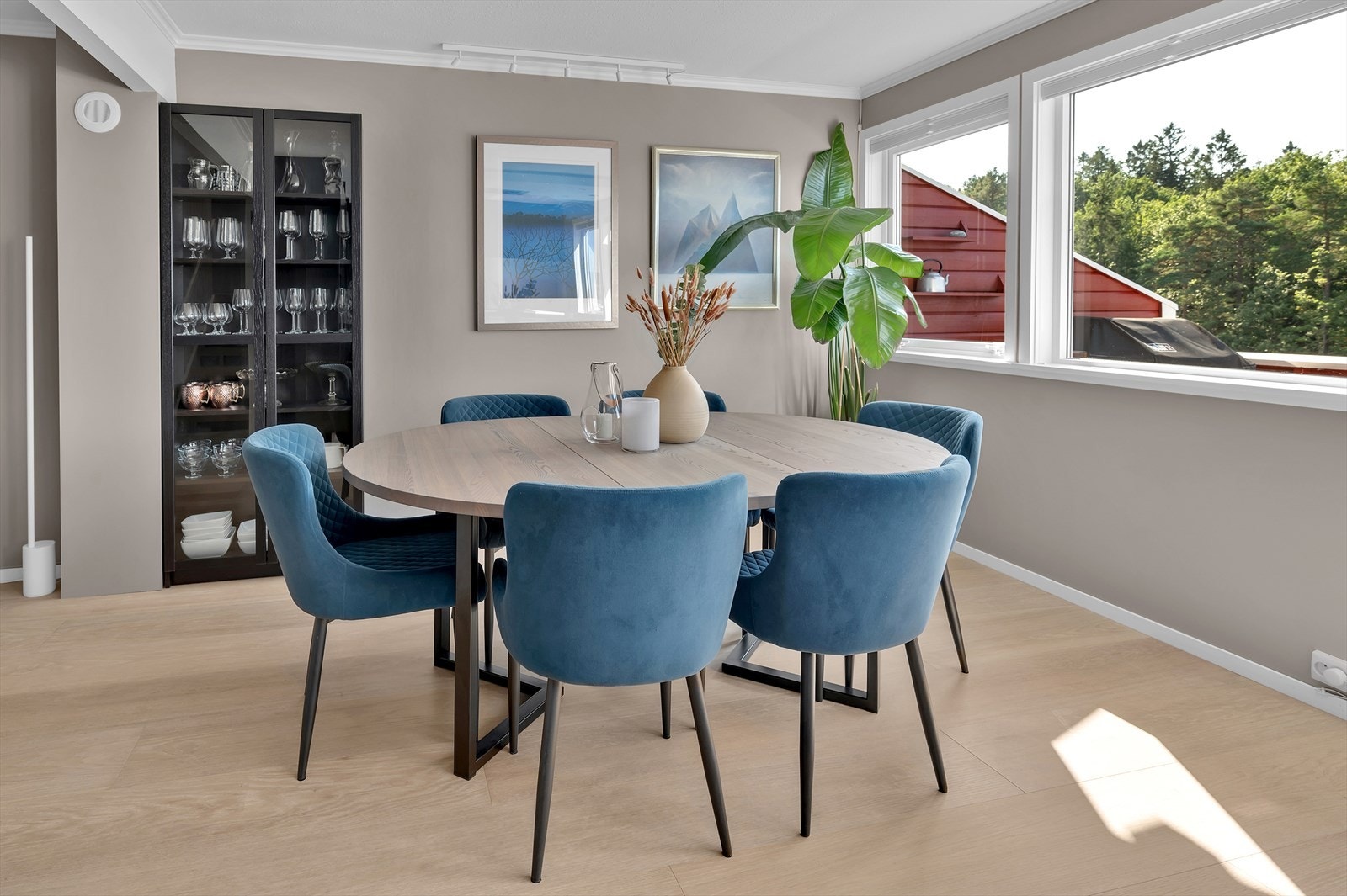 Store vindusflater i stue som gir rikelig med lysinnslipp. Galleribilde