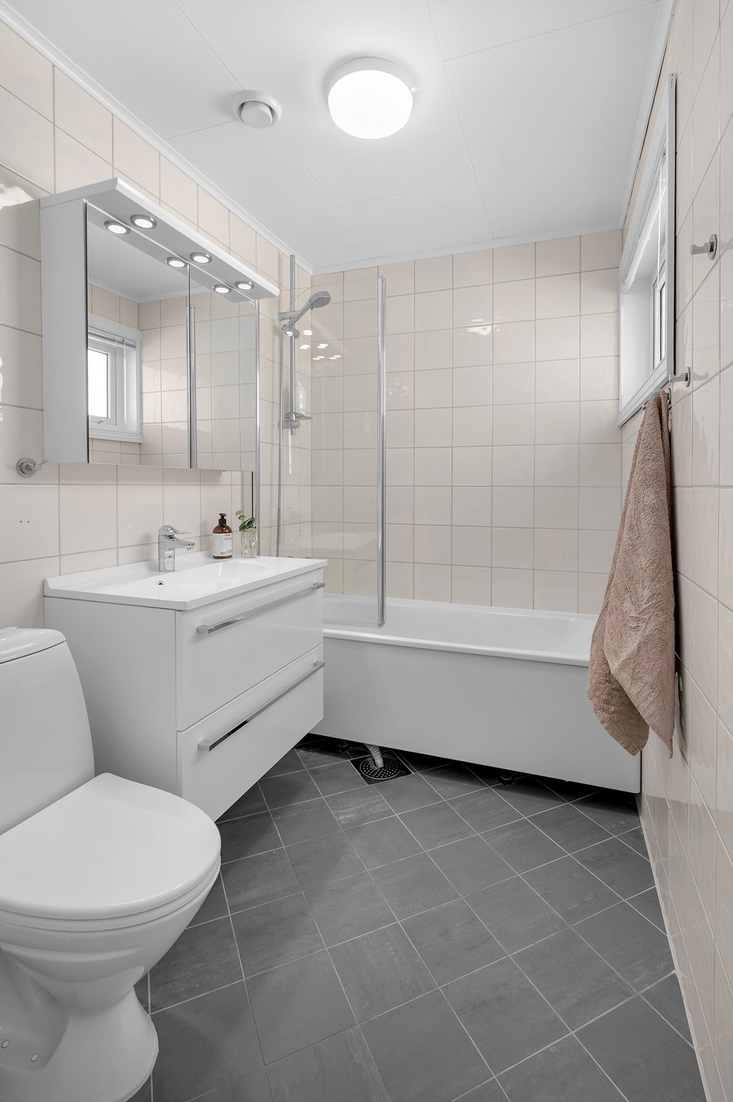 2. etasje: Flott bad. Gulv og vegger med fliser. Galleribilde