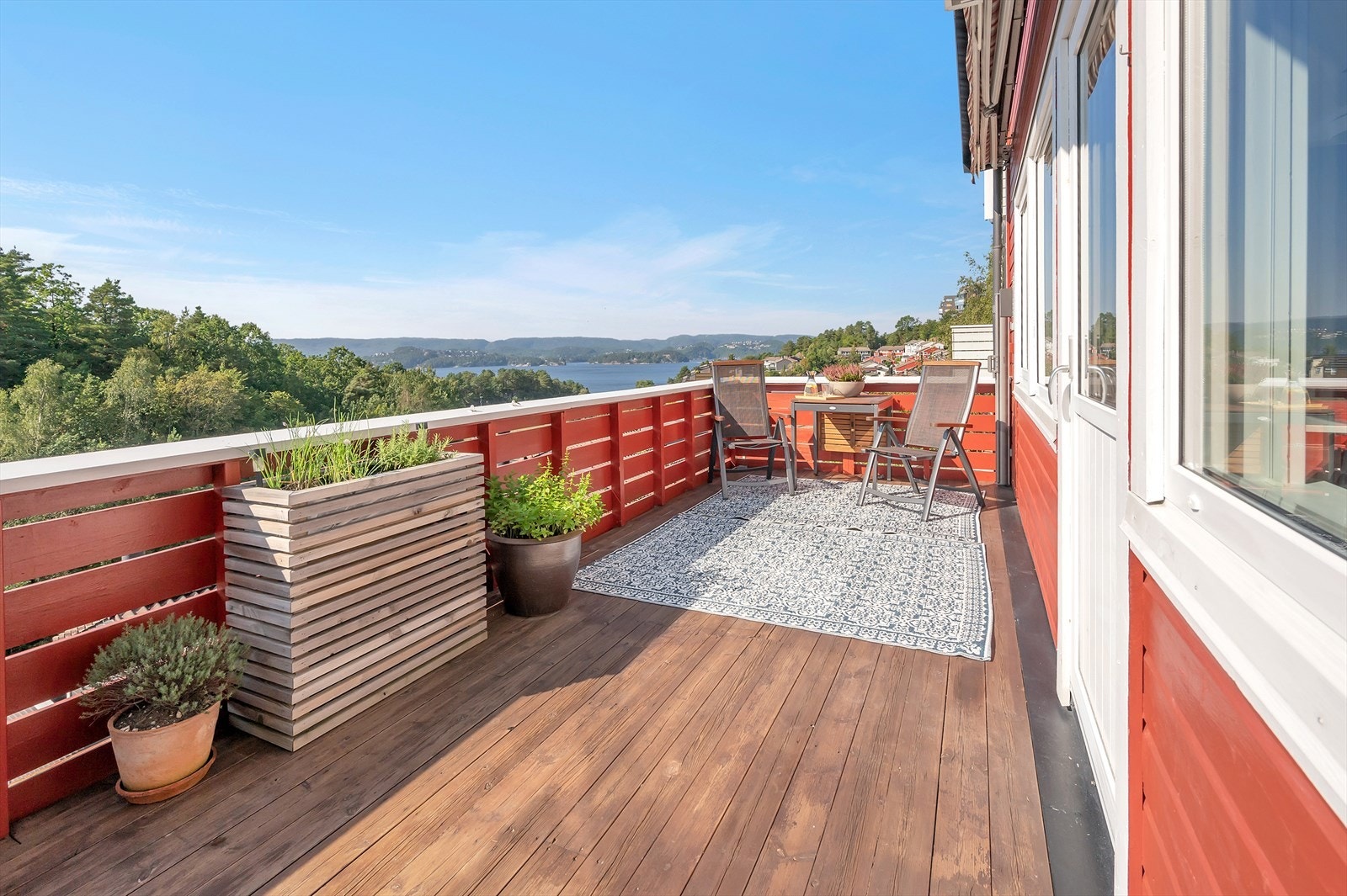 Utsikt, sol og god plass til sittegrupper og grill! Galleribilde