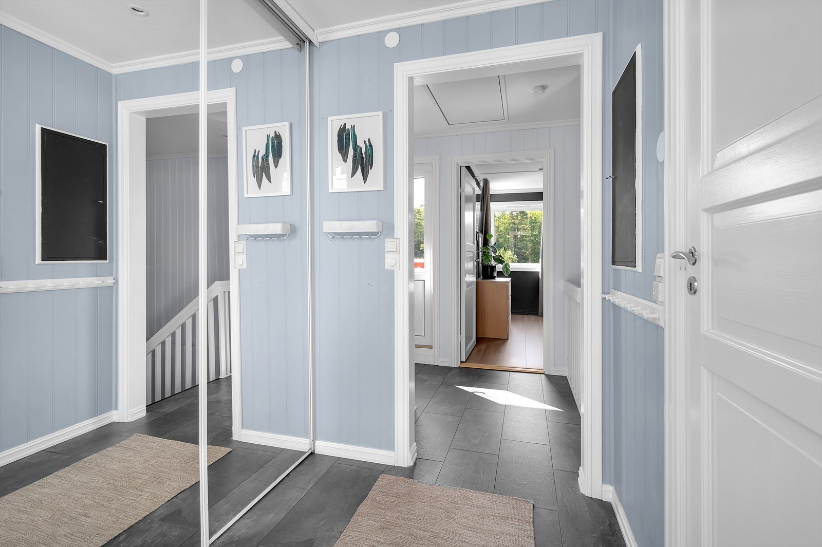 2. etasje: Romslig og innbydende gang med god plass til å ta av seg yttertøyet. Galleribilde