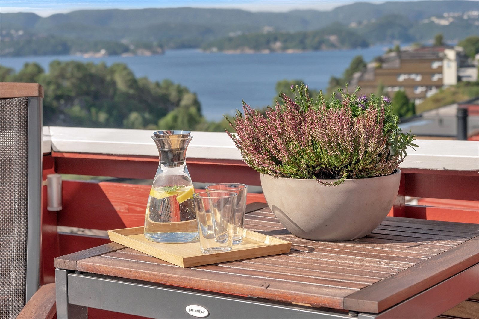 Fra stue/kjøkken har du direkte adgang til en av boligens 4 verandaer/terrasser. Galleribilde