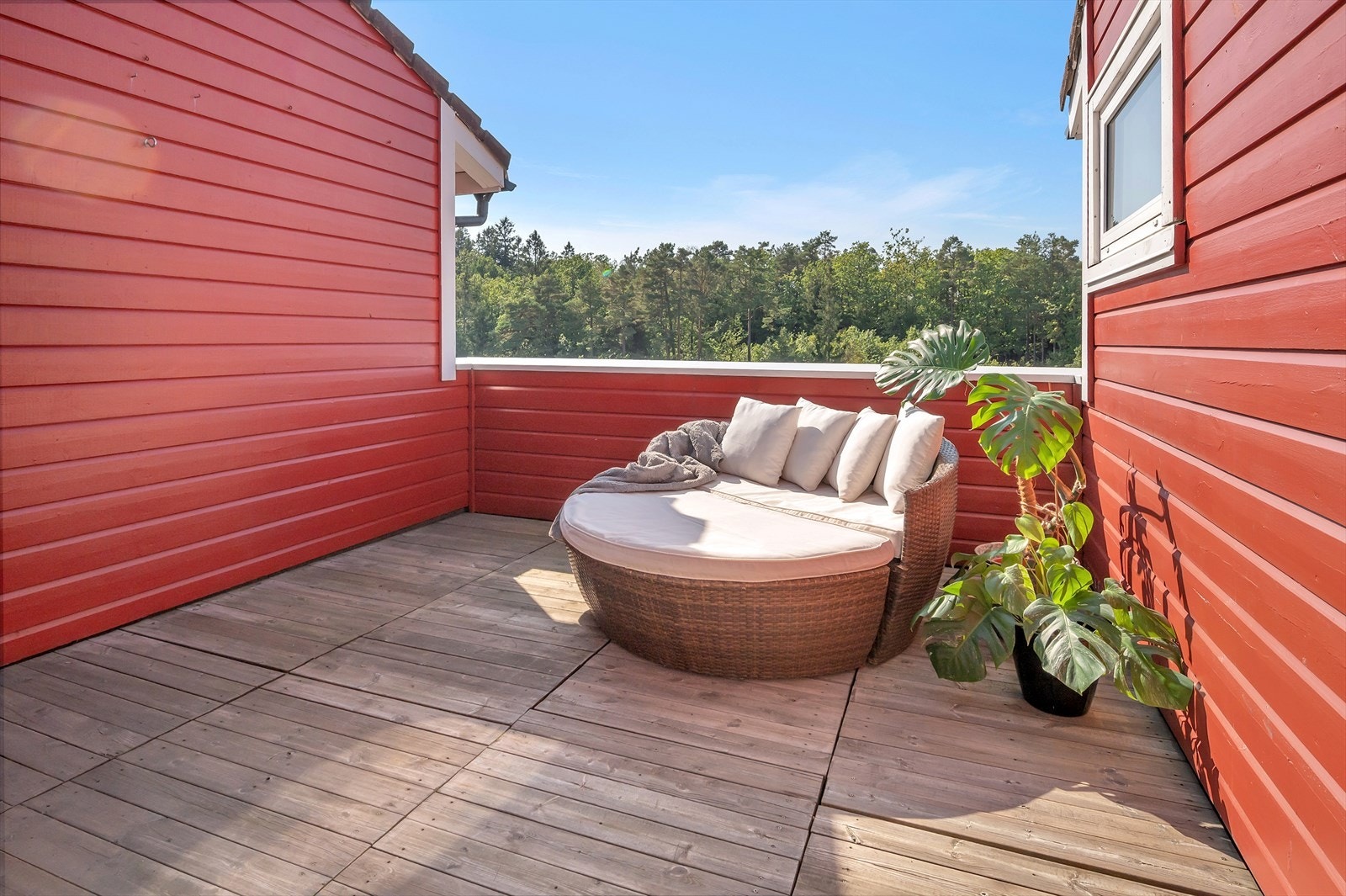 2. etasje: direkte adgang fra gang, skjermet og solrik veranda. Galleribilde