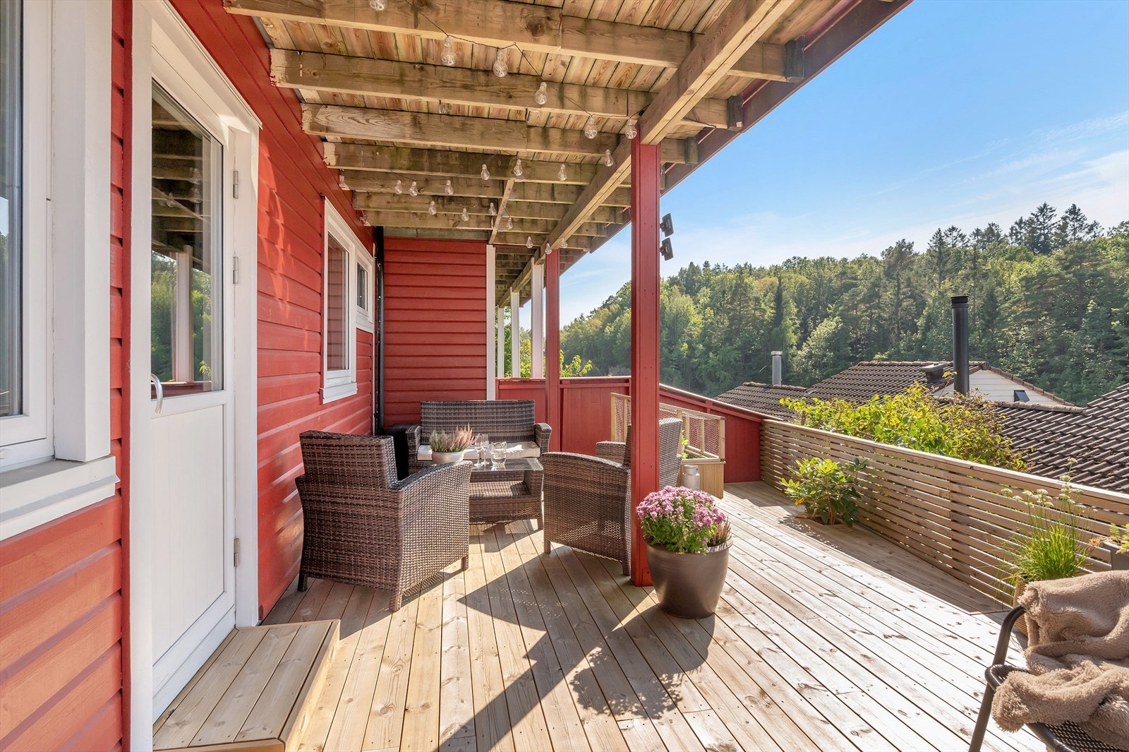 Her har du plass til flere sittegrupper, grill m.m. Galleribilde