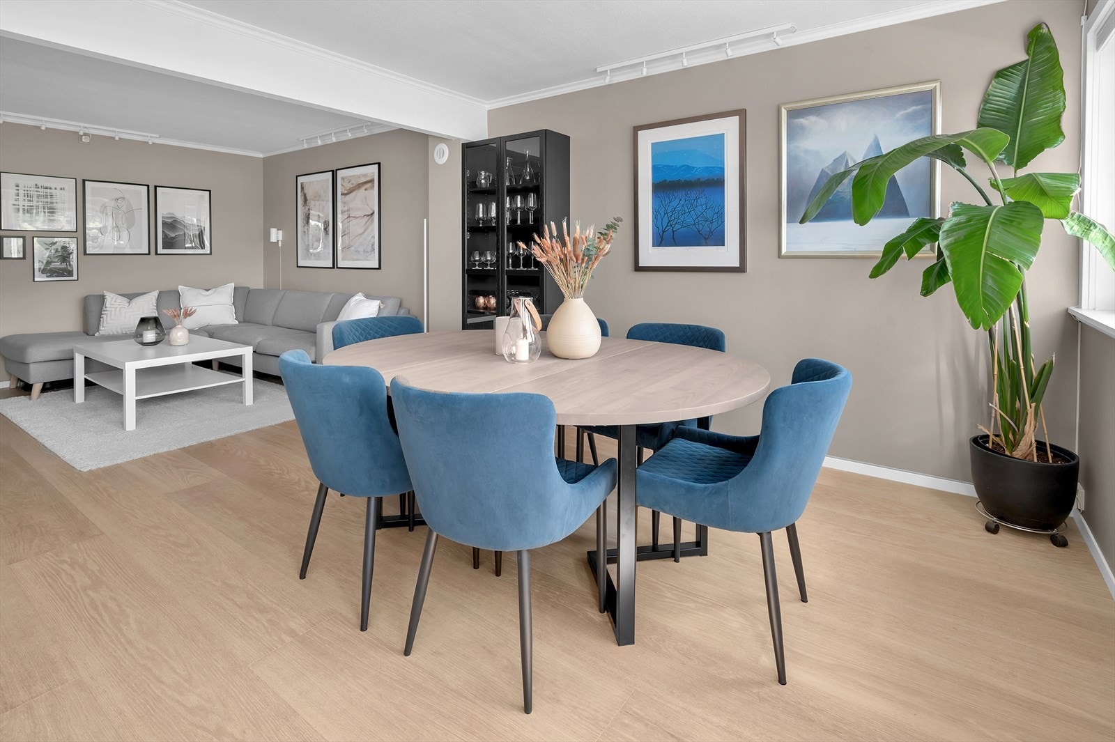 Åpen stue-/kjøkkenløsning som skaper en sosial sone. Galleribilde