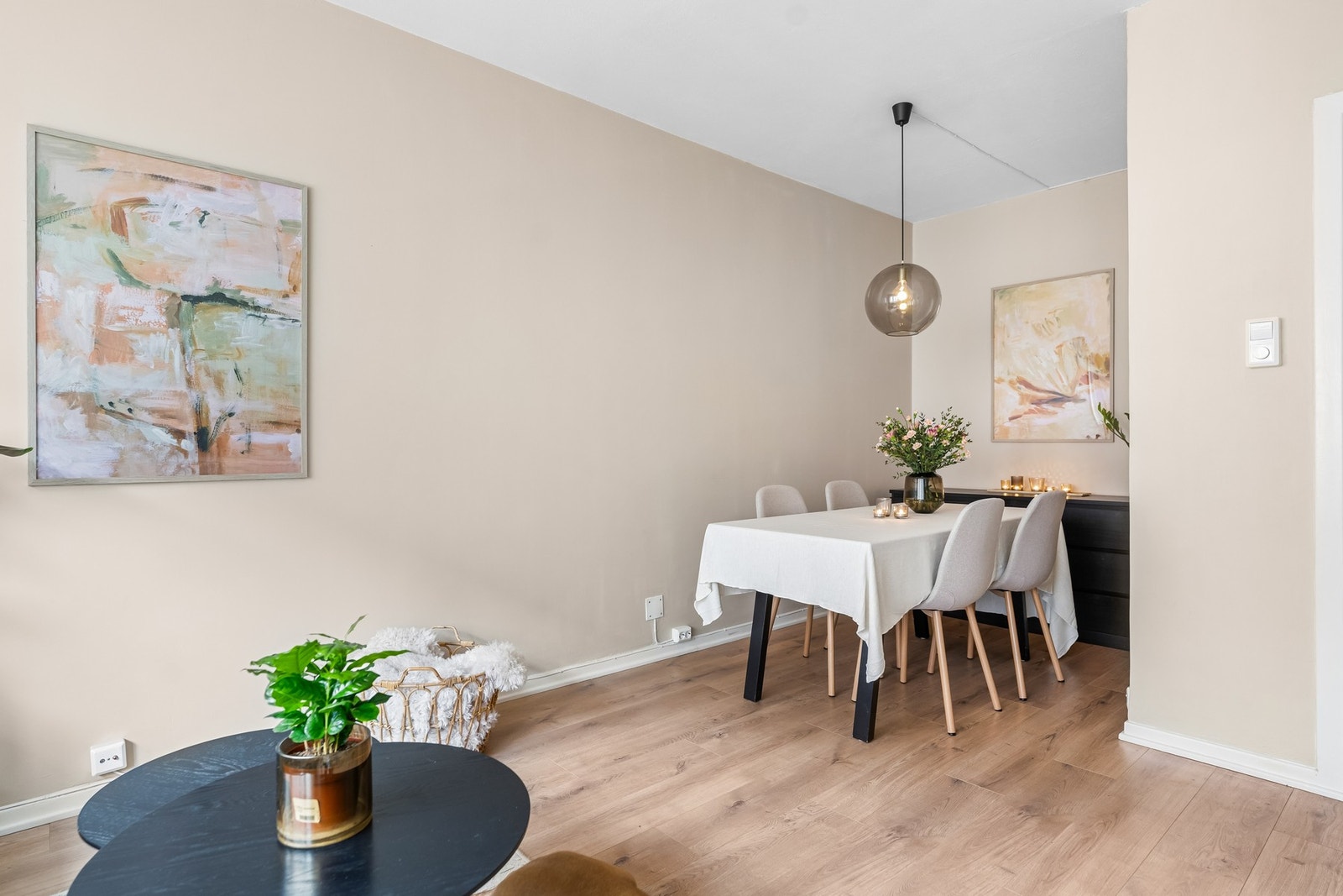 Stuen har flere naturlige soner og fremstår enkel å møblere. Galleribilde