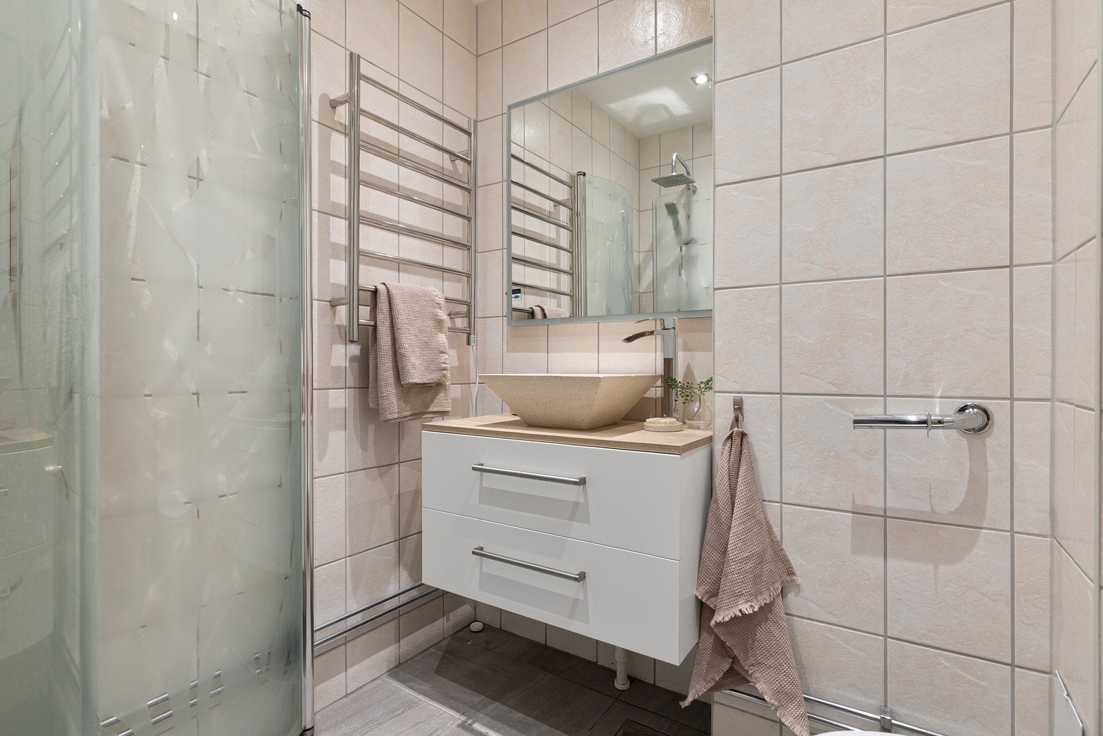 Downlights i himling og varme i gulv. Galleribilde