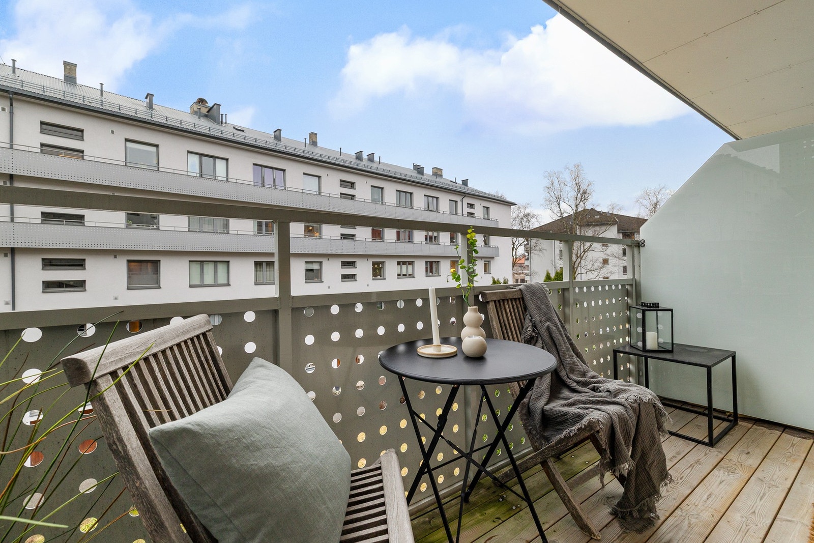 Sydøstvendt balkong med gode solforhold. Galleribilde