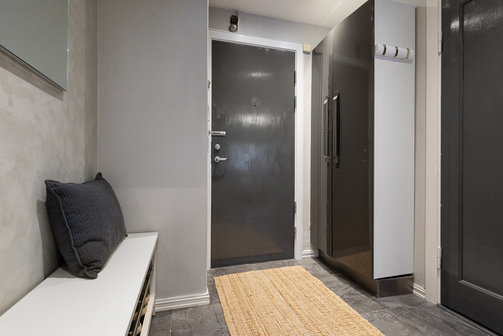 Lys og innbydende entré med plass til yttertøy og sko. Galleribilde