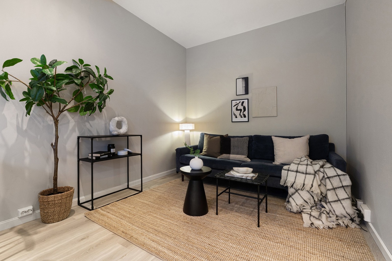 God plass til sofagruppe og tilhørende møblement. Galleribilde