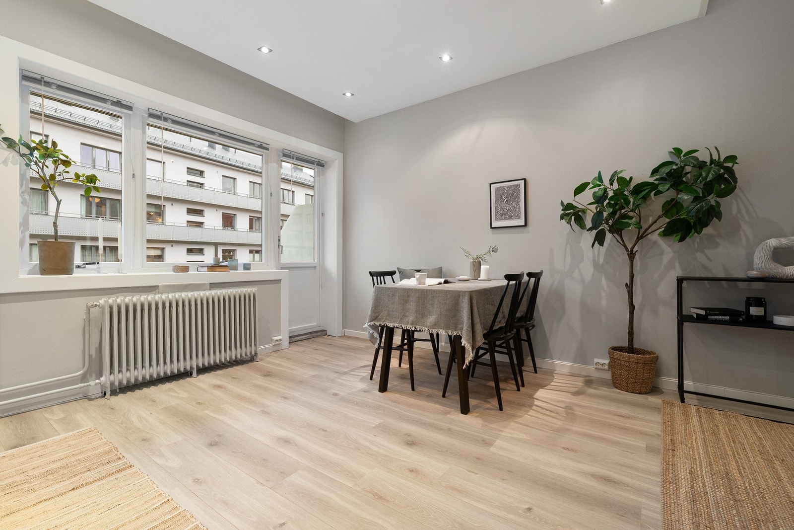 Store vindusflater sørger for godt med lysinnslipp og en luftig romfølelse. Galleribilde