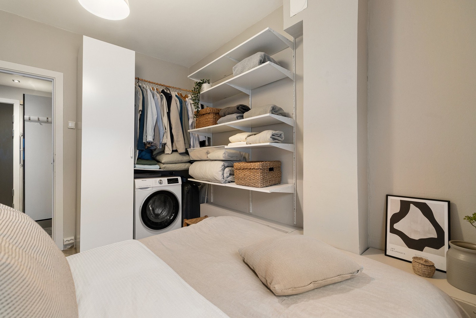 Gode oppbevaringsmuligheter og opplegg for vaskemaskin. Galleribilde