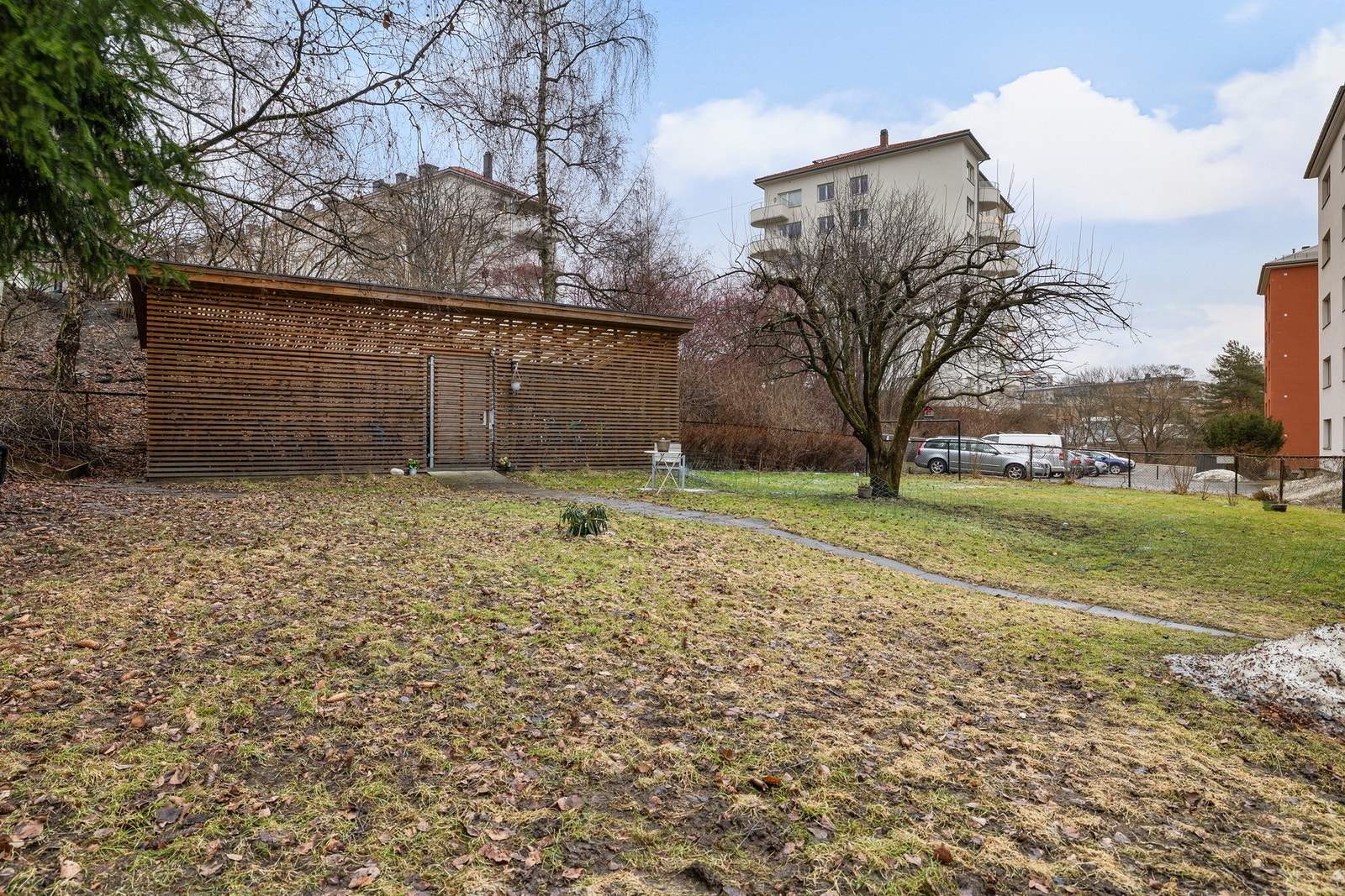 Hyggelige fellesarealer med sittegrupper og sykkelbod. Galleribilde